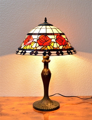 tiffany bordlampe dt189 varm gul grøn skærm med orange og rosa blomster og sommerfugl h56cm ø30cm - Se Tiffany lamper
